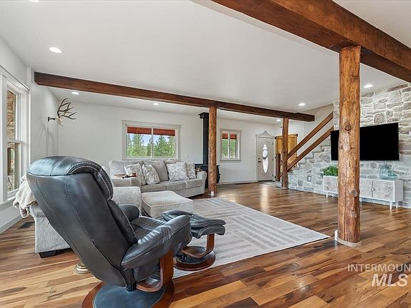 3rd image of 6 E Beck Rd