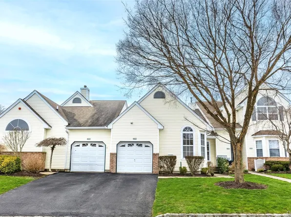 1005 Constance Ln, Port Jefferson Station, NY 11776