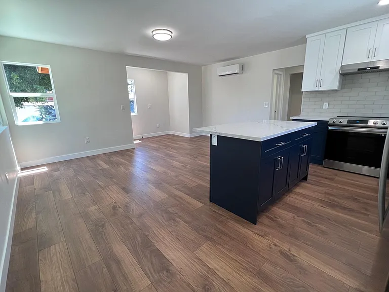 2817 La Cienega Ave — Photo 4