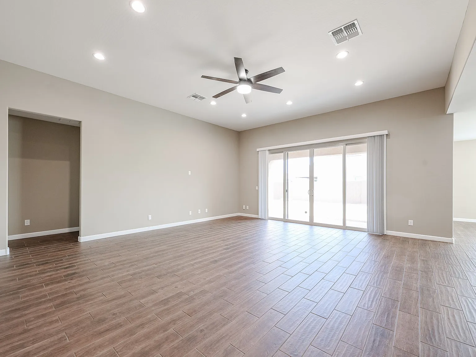 4 Bed + 2 Bath + 3 Car Garage in North Peoria — Photo 4