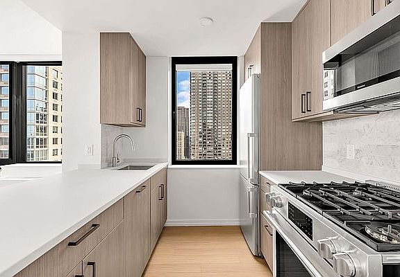 5th image of 200 W 60th St APT 31C