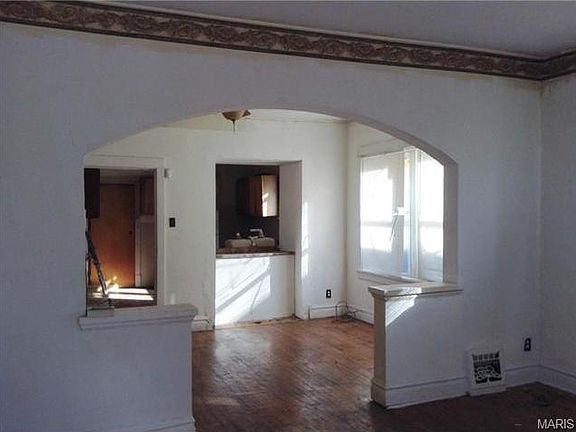 3rd image of 5737 Amelia Ave