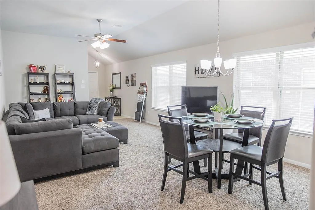 3 bed, 2.0 bath, 1419 sqft, $1,900 — Photo 4