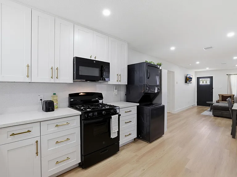 3011 Columbia St — Photo 5