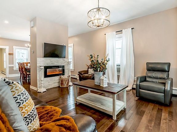 3rd image of 19 Carleton St