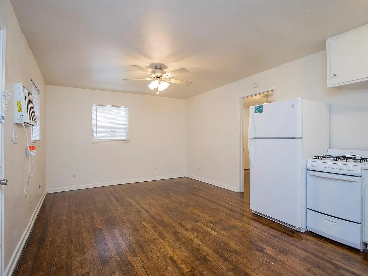1 bed, 1.0 bath, 550 sqft, $825 — Photo 2
