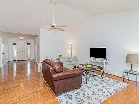 4th image of 5 Whirlaway Ct