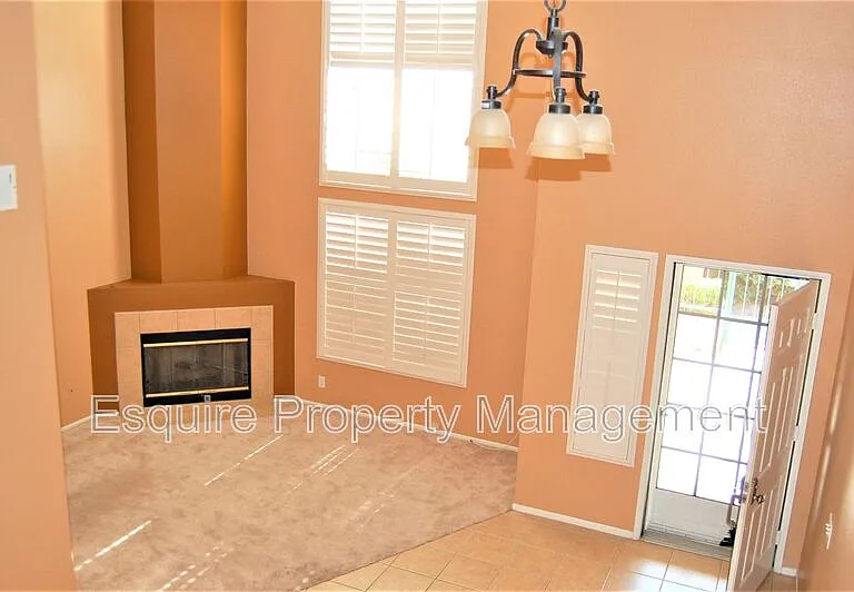 1255 Jamaica Ln — Photo 2