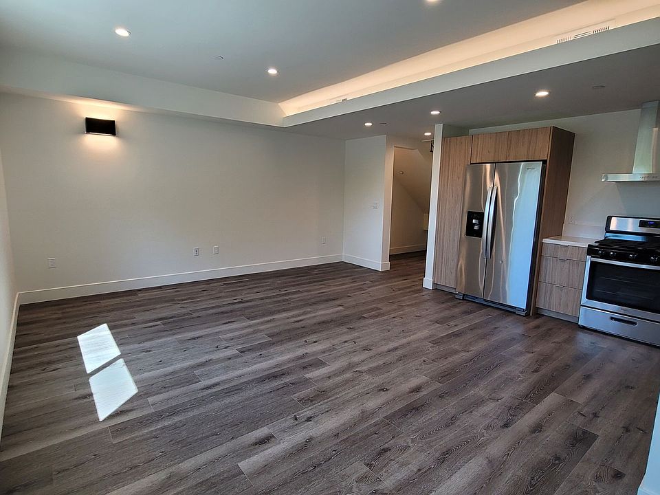 1st image of 862 Moraga Dr #305