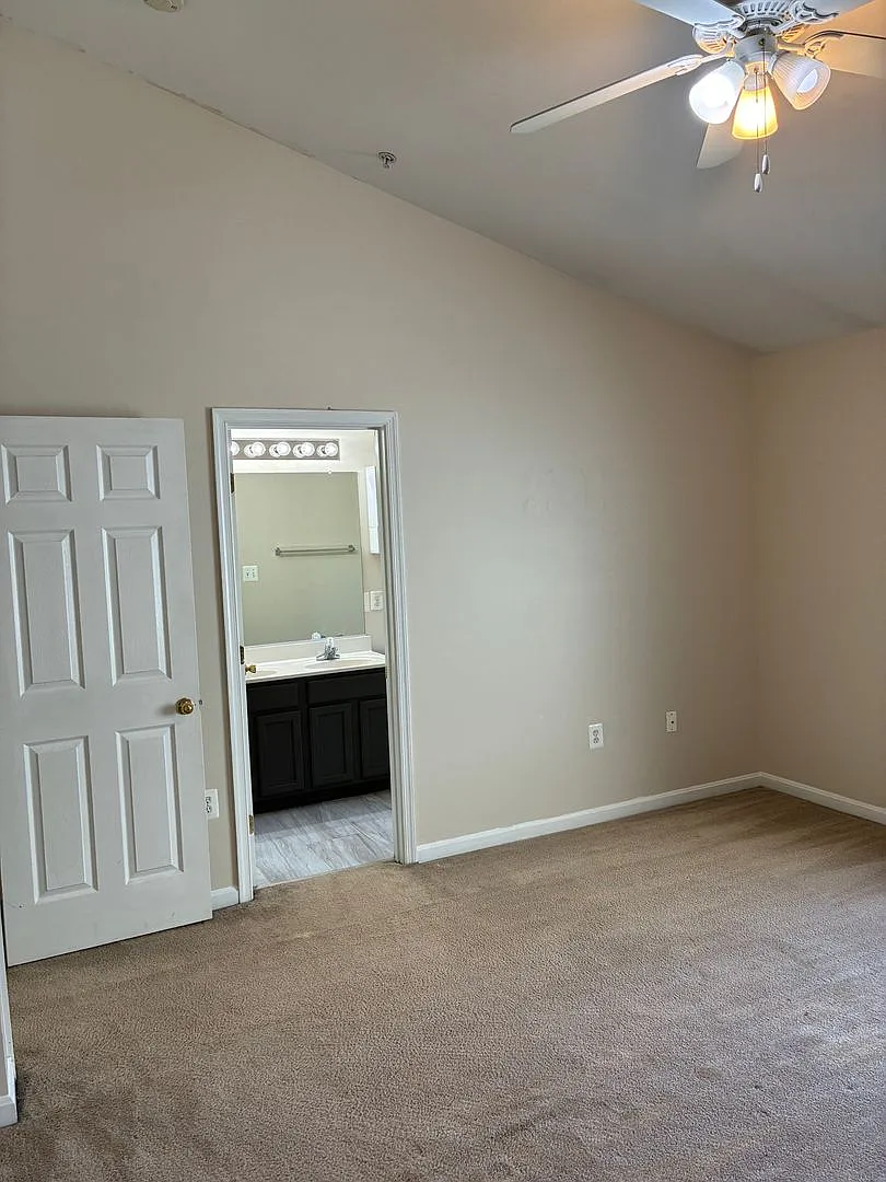 Great Townhouse in White Plains — Photo 4