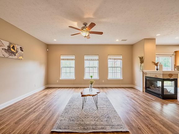 5th image of 387 Sinclair Dr