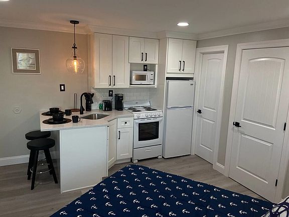 5th image of 225 E Wildwood Ave #401