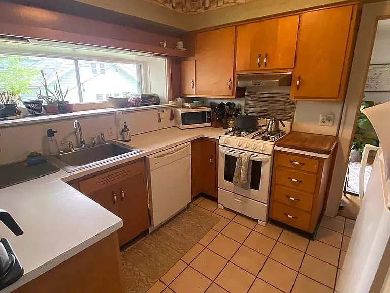 209 E Lutz Ave — Photo 9