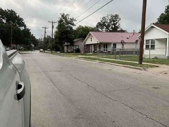 Exterior Neighborhood (street photo)