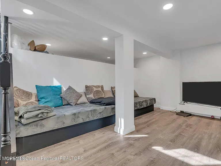 373 W Park Ave — Photo 12