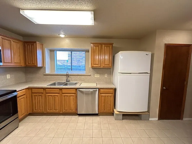 2412 Amber Hill Ln — Photo 11