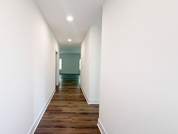 3rd image of 1426 Westbrook Cir