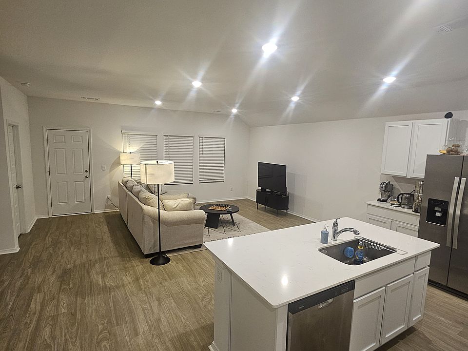 2nd image of 1409 Springvine Dr
