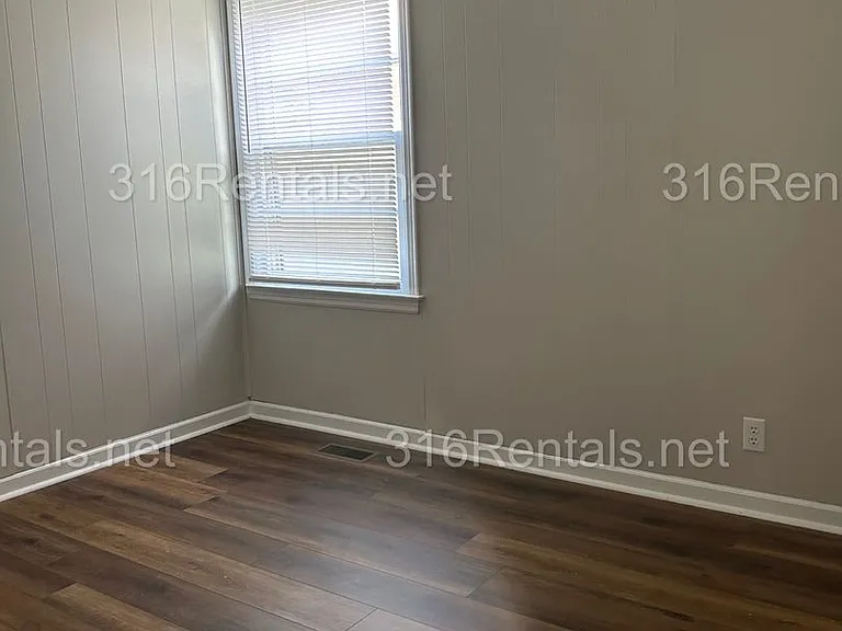 2546 S Pattie Ave — Photo 9