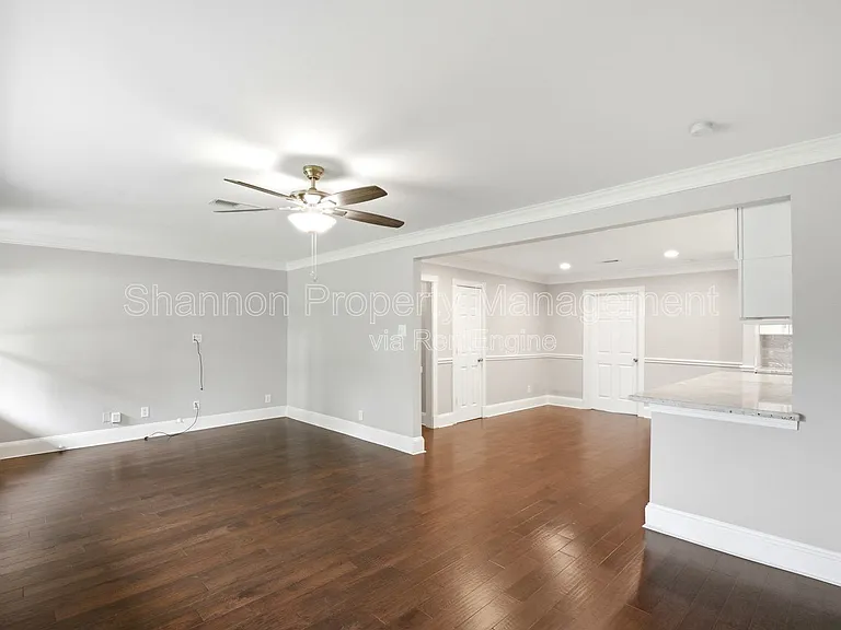 2207 Saxon Dr — Photo 8
