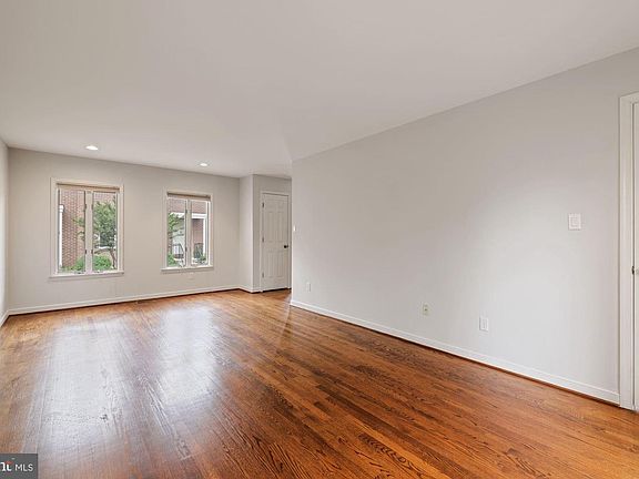 4th image of 22 Rockcrest Cir