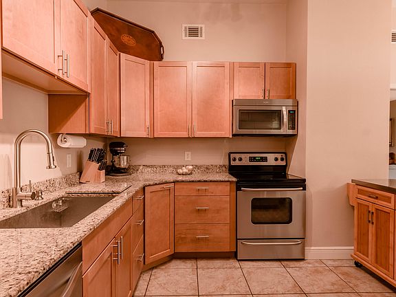 4th image of 708 Twin Oaks Dr
