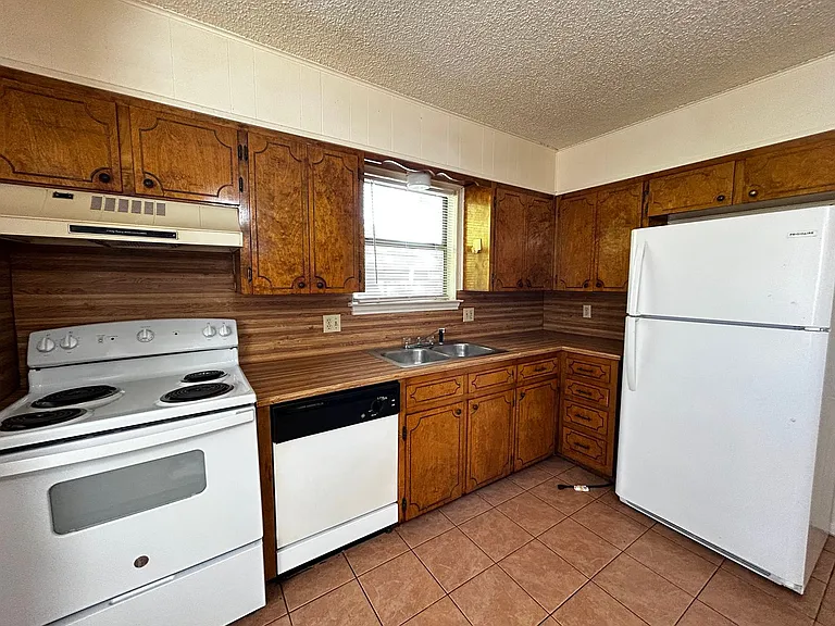 215 Bridle Dr — Photo 8