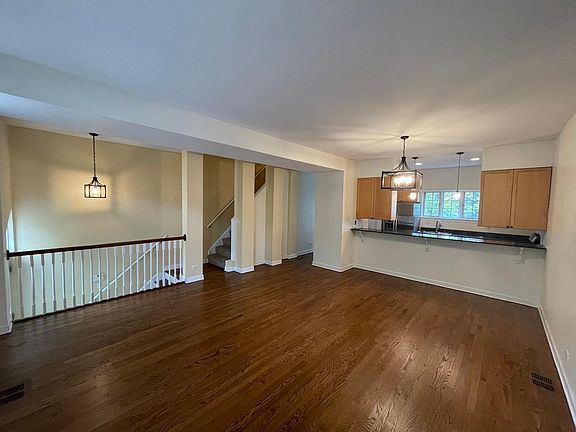 2nd image of 1420 W Waveland Ave