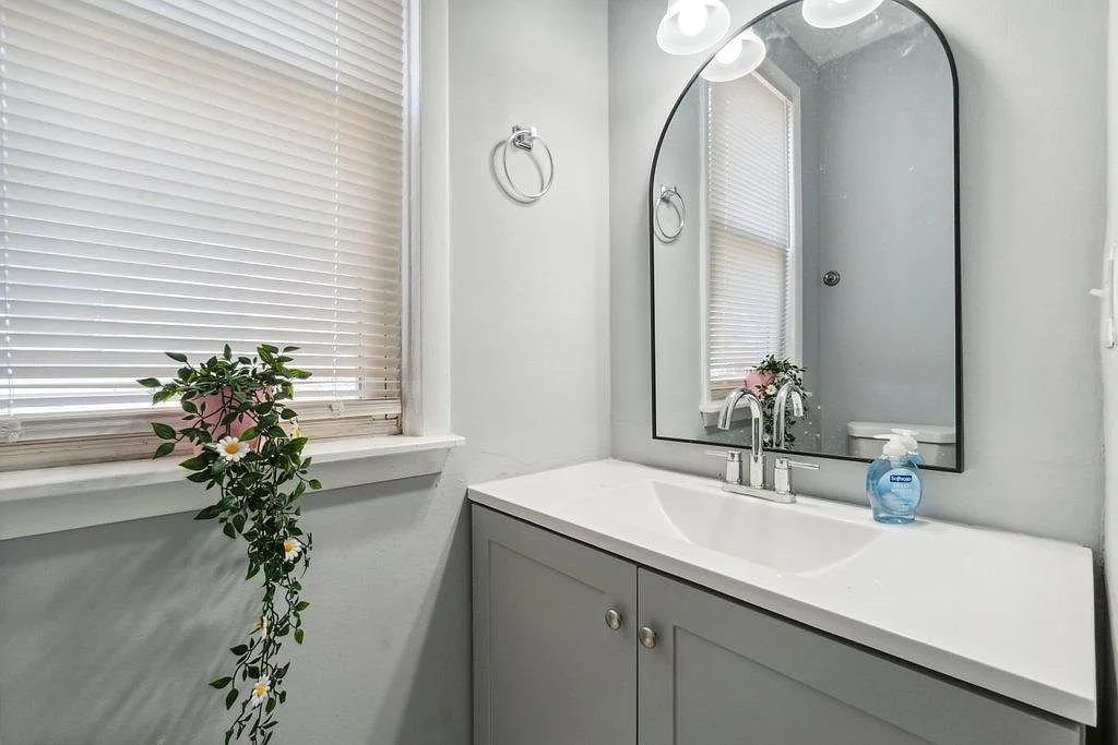4 bed, 2.0 bath, 2040 sqft, $797 — Photo 4