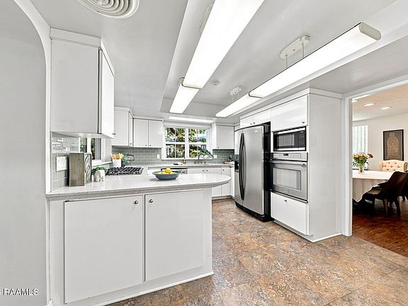 5th image of 310 Marie St