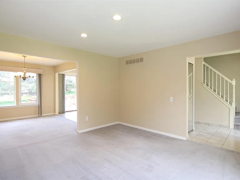 5590 Greenbriar Dr — Photo 10
