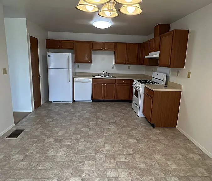 284 Wilder Ct — Photo 2