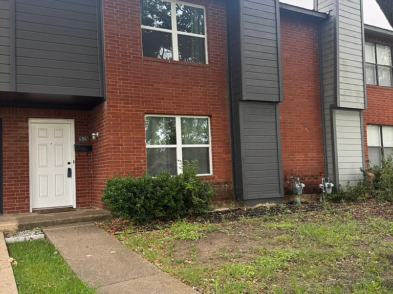 323 Towne House Ln — Photo 2