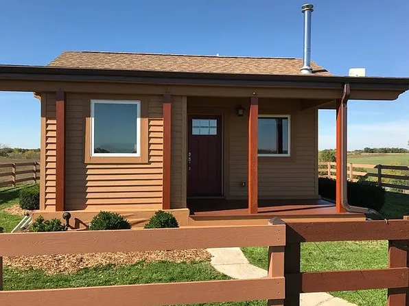 1906 Fairview Dr, Fairfield, IA 52556