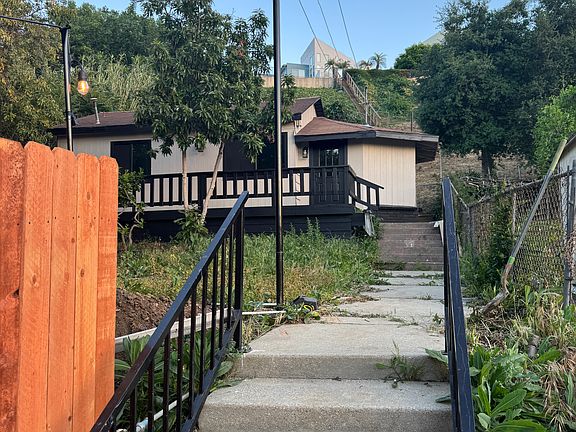 3rd image of 502 1/2 W Graves Ave
