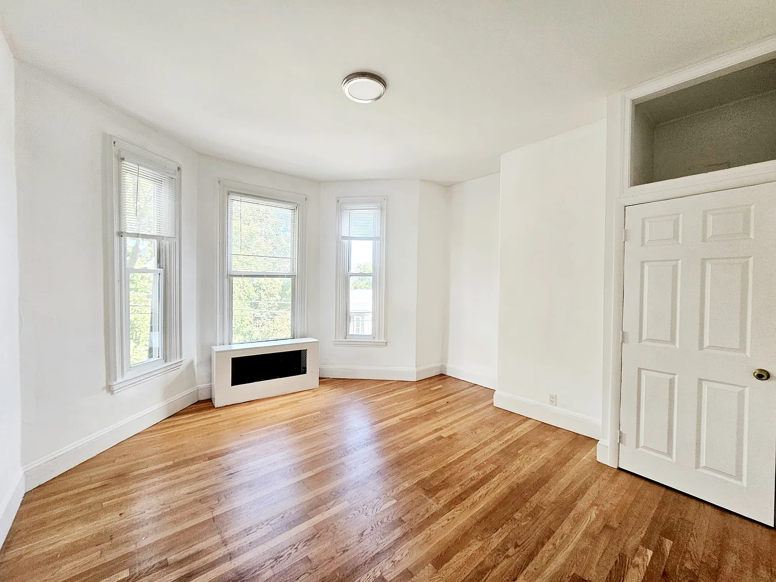 3 bed, 1200 sqft, $3,200 — Photo 4