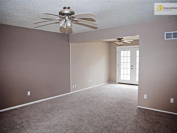 3rd image of 125 SE Castlerock Dr