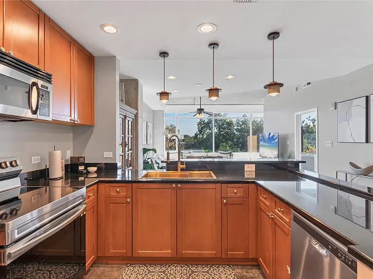 525 E Jackson St #405 — Photo 32