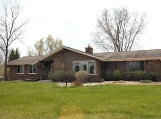 8621 Pleasant Valley Rd, Saukville, WI 53080