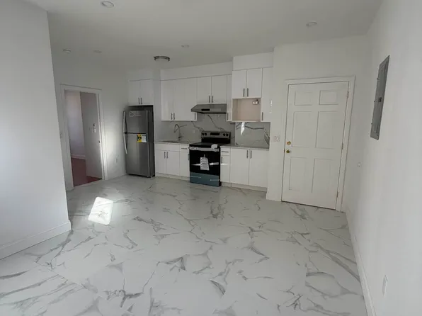 60-23 Gates Avenue image 2 of 6