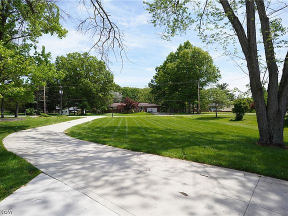3rd image of 7460 N Meadowpark Dr