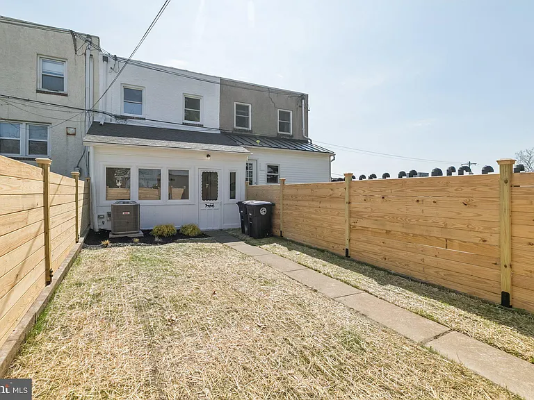 732 Harry St — Photo 38
