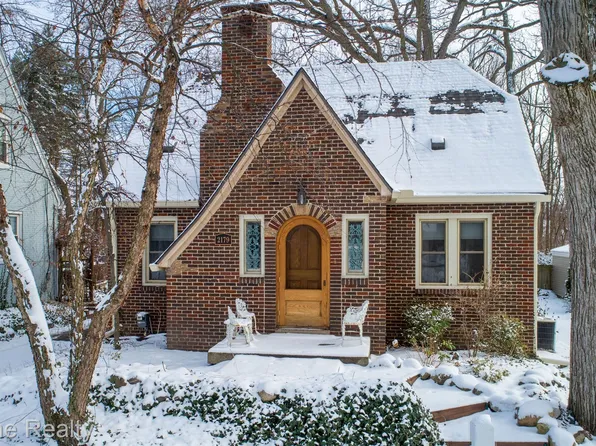 2179 Avondale St, Sylvan Lake, MI 48320