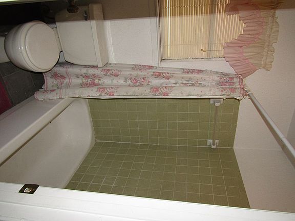 4th image of 220 Sawyer Dr