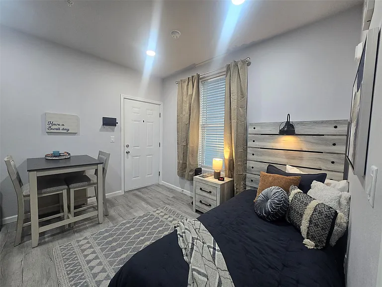 805 Avenue K #D — Photo 9
