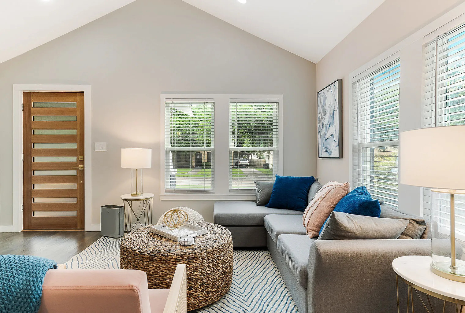 2 bed, 2.0 bath, 1140 sqft, $3,817 — Photo 3