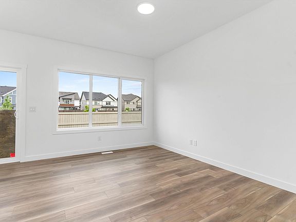 5th image of 1060 Cristall Cres