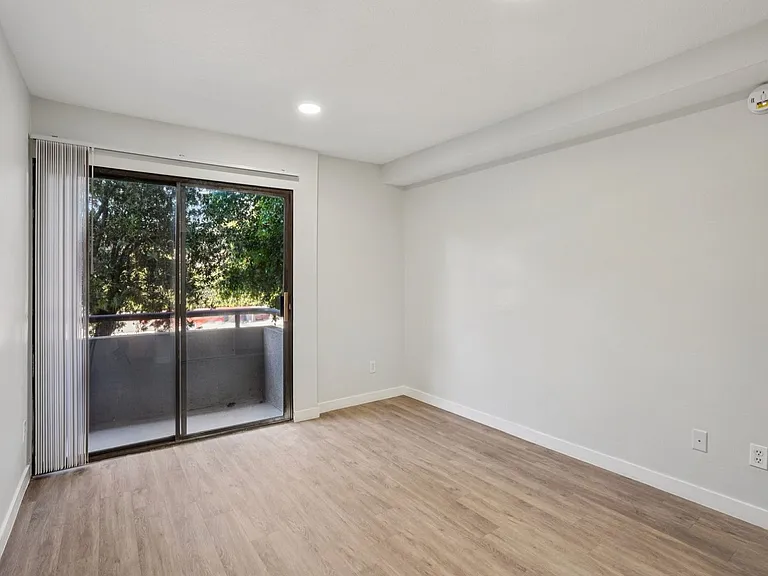 315 Virgil — Photo 36
