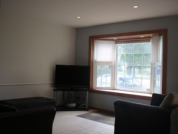 4th image of 403 Woodhollow Ln