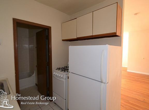 4th image of 821 W Cornelia Ave #310